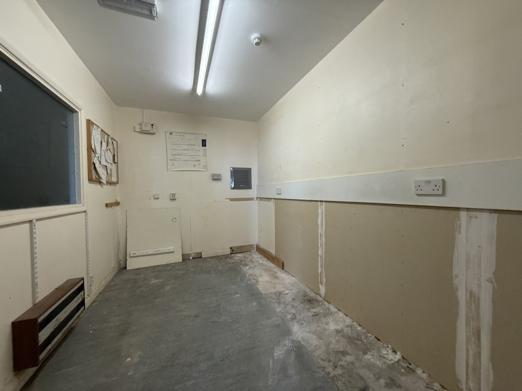 Lot: 42 - SUBSTANTIAL FREEHOLD FORMER PHARMACY WITH EXTENSIVE COMMERCIAL ACCOMMODATION - Ground floor office area